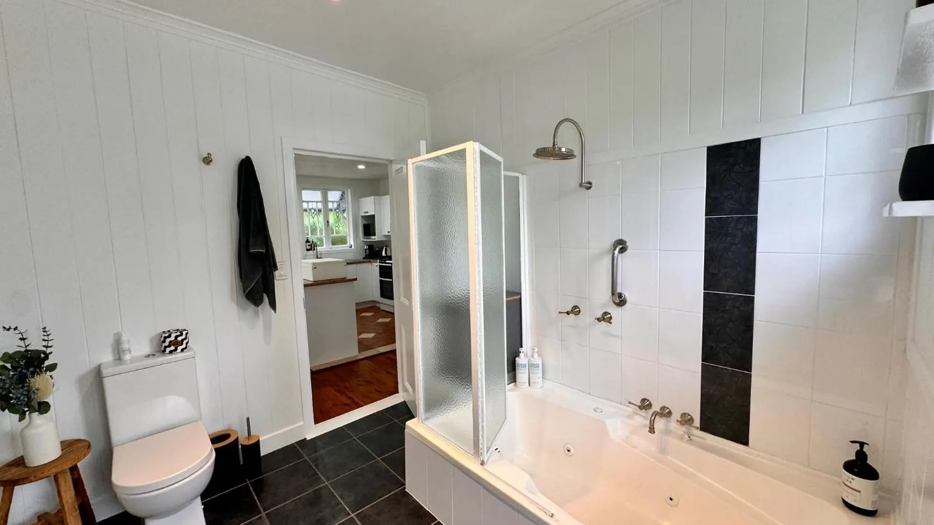 3 Bed Queenslander In Heart Of Brisbane 0*,  Australien
